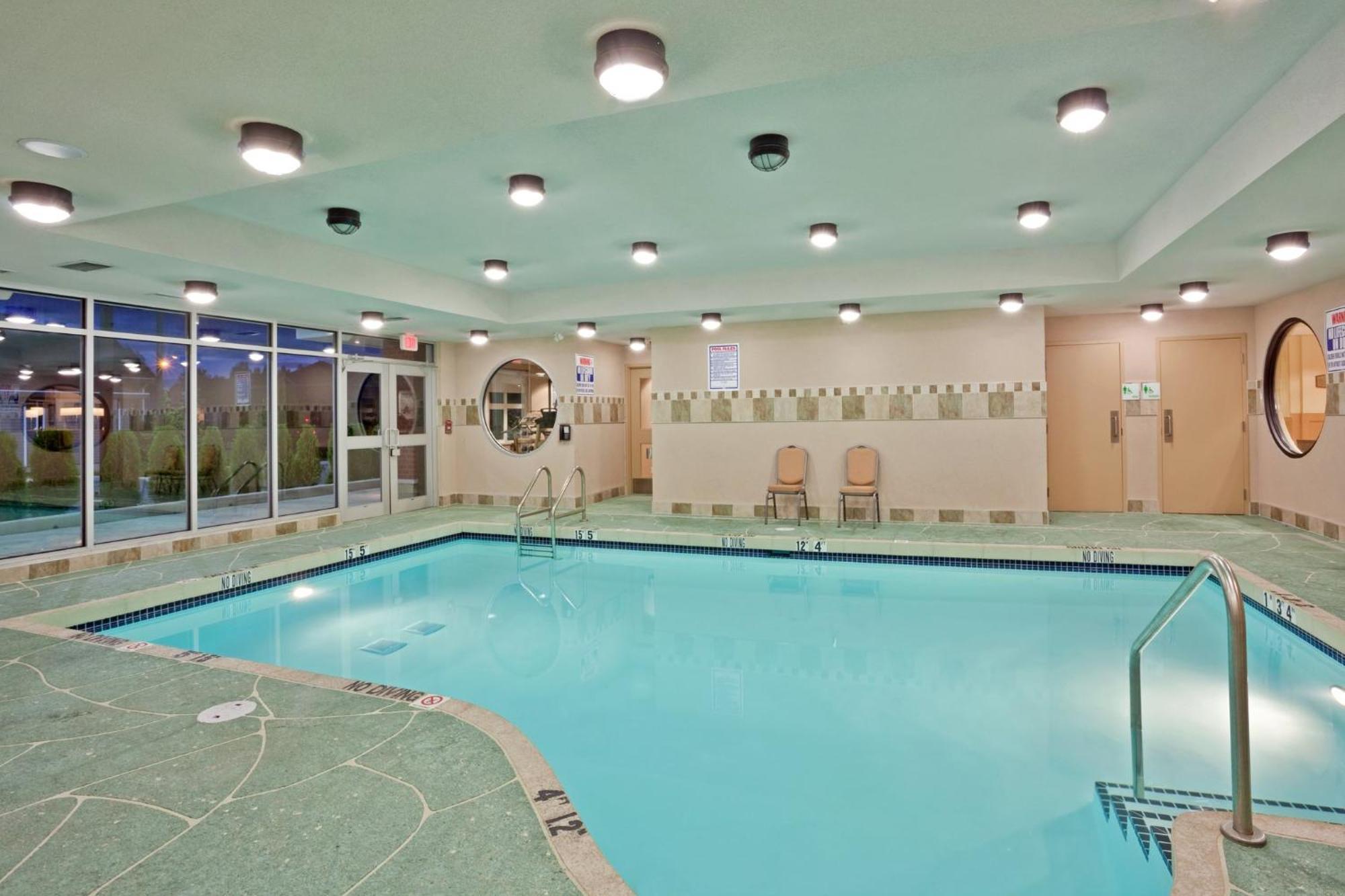 Holiday Inn Hotel & Suites Surrey East - Cloverdale By Ihg מראה חיצוני תמונה