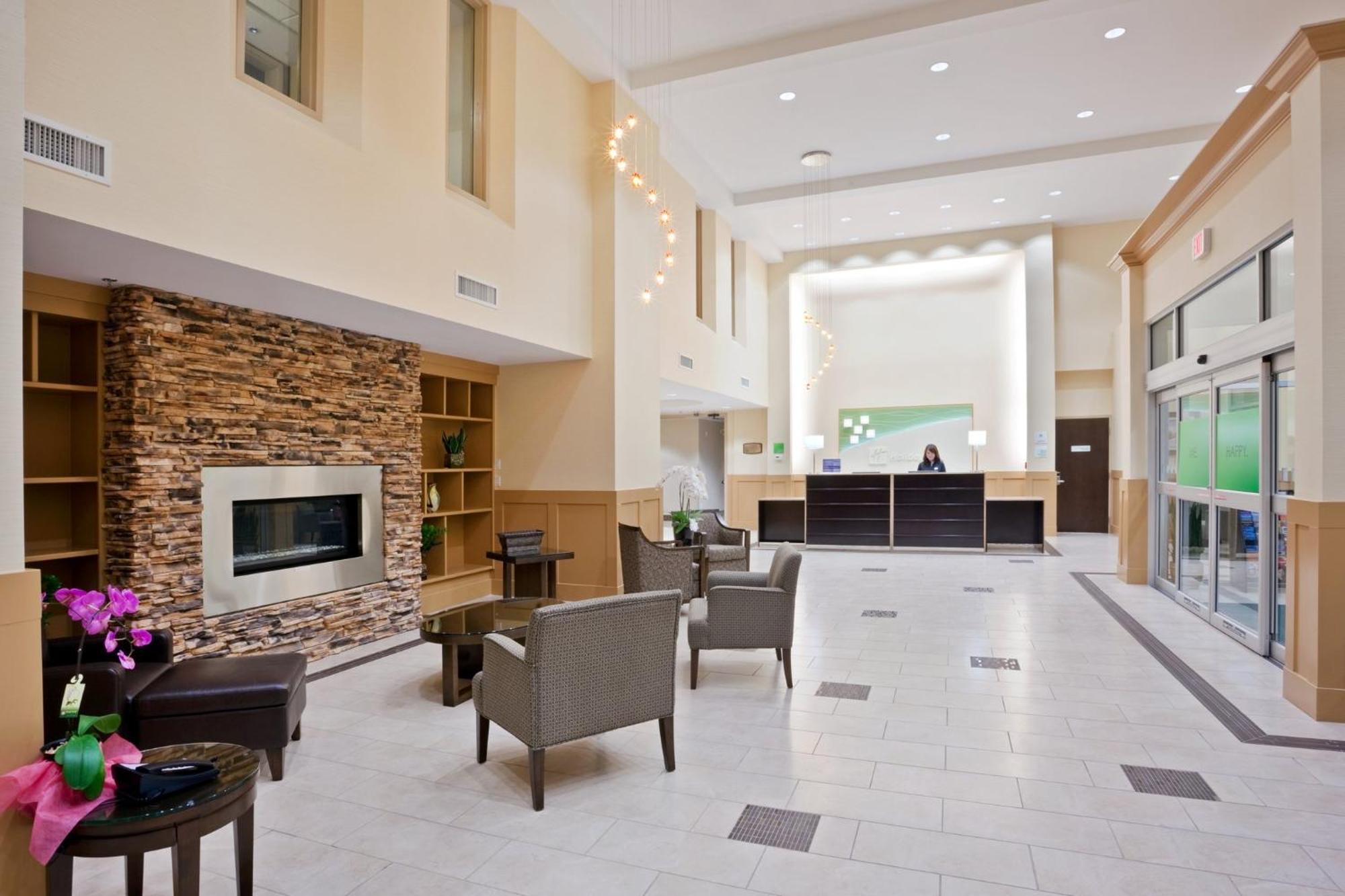 Holiday Inn Hotel & Suites Surrey East - Cloverdale By Ihg מראה חיצוני תמונה