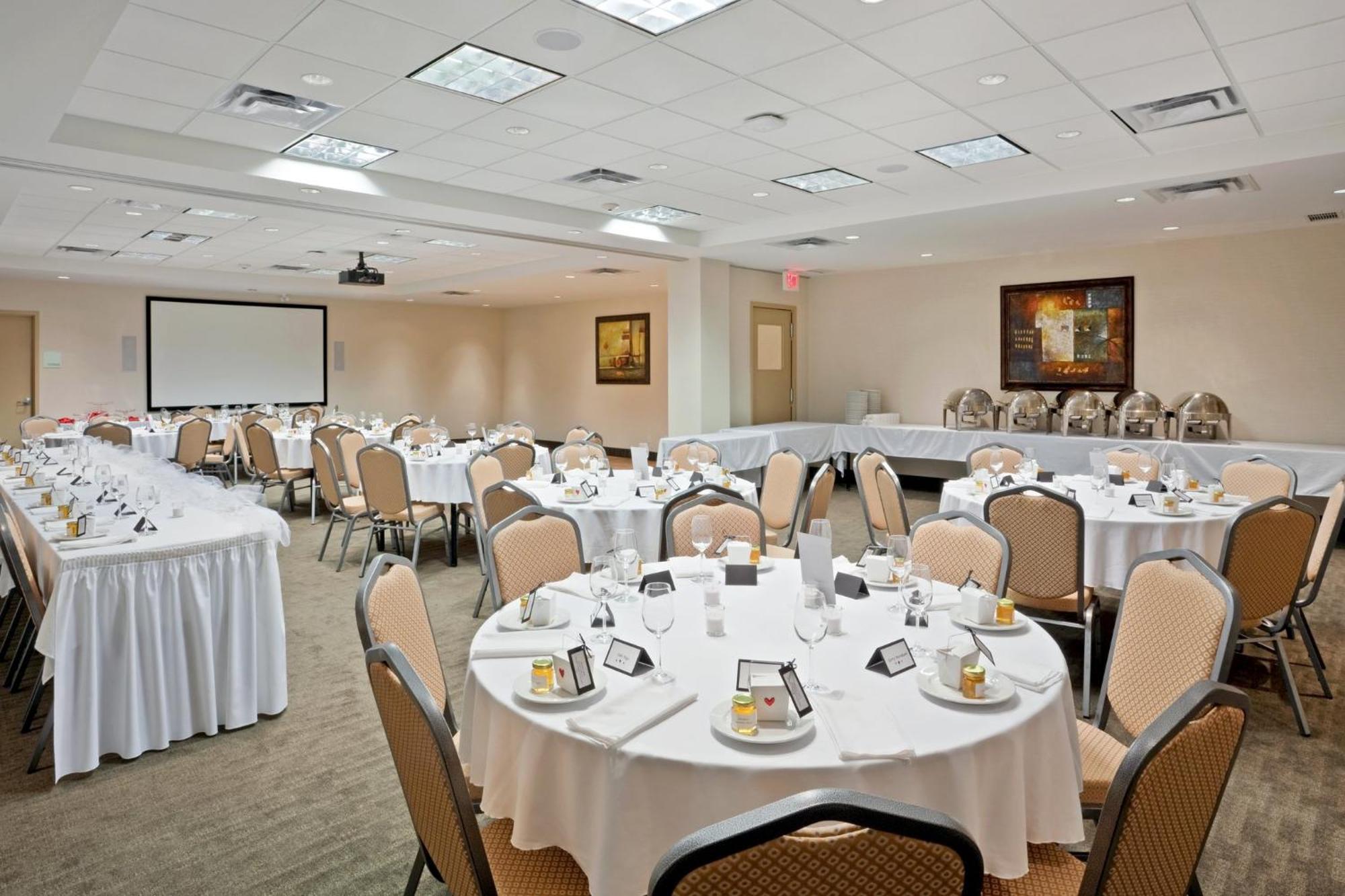 Holiday Inn Hotel & Suites Surrey East - Cloverdale By Ihg מראה חיצוני תמונה