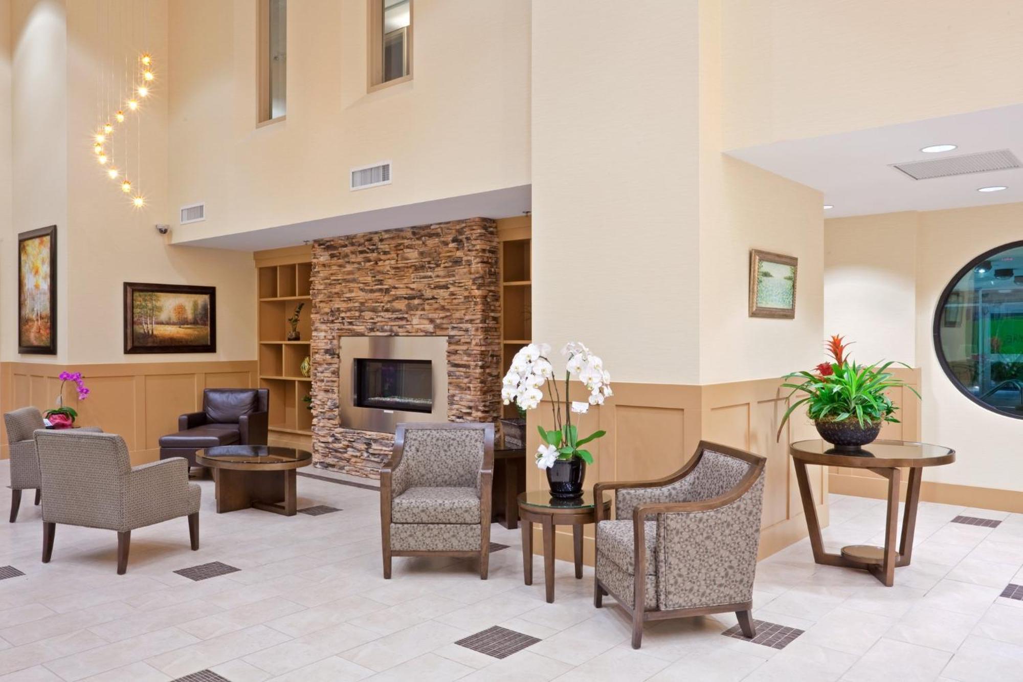 Holiday Inn Hotel & Suites Surrey East - Cloverdale By Ihg מראה חיצוני תמונה